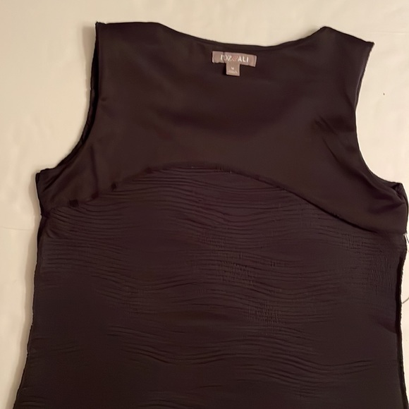 Roz & Ali sleeves less  top , size M, color black. Round neckline. Wavy design - Picture 7 of 16